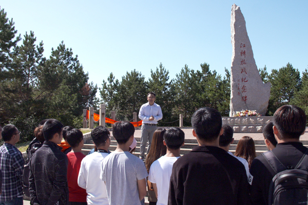 八一农大师生在江桥抗战纪念碑前进行思政课现场教学.JPG