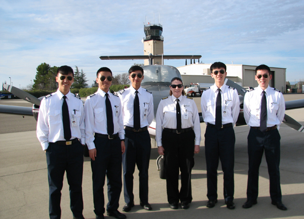 飞行学员在美国基地飞行结束后与教员在一起 副本.jpg